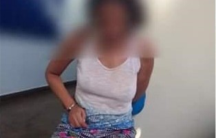 A delegada Roberta Merly, em ação com policiais militares prendeu, uma mulher de 24 anos, denunciada por torturar a própria filha, um bebê de sete meses.