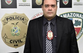 A Polícia Civil prendeu em flagrante, Anderson Farias do Carmo e apreendeu um adolescente com 56 trouxinhas de drogas, sendo 34 de cocaína e 22 de maconha.