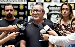 O delegado-geral da Polícia Civil do Amazonas, Lázaro Ramos, acompanhado do diretor e da diretora-adjunta do Departamento de Investigação sobre Narcóticos (Denarc), delegados Paulo Mavignier e Tamara Albano, respectivamente, além do coordenador do Grupo Força Especial de Resgate e Assalto (Fera), delegado Juan Valério, falou na manhã desta quinta-feira (18), sobre a apreensão de 1,2 tonelada de maconha do tipo skunk e de uma espingarda, durante ação policial deflagrada no bairro Tarumã, zona oeste de Manaus.