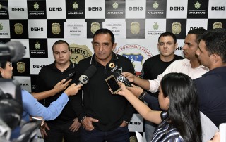 A Polícia Civil do Amazonas, por meio do delegado Paulo Martins, titular da Delegacia Especializada em Homicídios e Sequestros (DEHS), solicita a colaboração de todos na divulgação da imagem de Cleucijone Pereira da Silva, conhecido como “Índia”, procurado por encomendar e cometer homicídios na capital, além de comandar o tráfico de drogas no bairro Compensa, zona oeste da cidade.