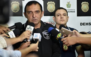 A Polícia Civil do Amazonas, representada pelos delegados Paulo Martins e Charles Araújo, respectivamente titular e adjunto da Delegacia Especializada em Homicídios e Sequestros (DEHS), falou na manhã desta sexta-feira (5), durante coletiva de imprensa realizada no prédio da DEHS, sobre o cumprimento de mandado de prisão preventiva por homicídio qualificado em nome de Felipe Diego Moreira Lopes, 24, detento do Centro de Detenção Provisória Masculino (CDPM).