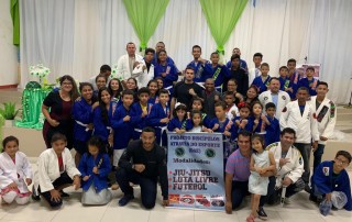 O Grupo de Força Especial de Resgate e Assalto (Fera) participou, na noite do último domingo (07), do projeto "Discípulos Através do Esporte (DAE)", doando cerca de 60 kimonos para os atletas que fazem parte do projeto, idealizado pelo investigador de Polícia Enoque Galvão, que integra o Grupo Fera, a equipe de elite da Polícia Civil do Estado.