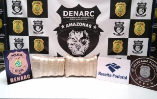 A Polícia Civil do Amazonas, por meio da equipe do Departamento de Investigação sobre Narcóticos (Denarc), em conjunto com policiais civis lotados na Delegacia Fluvial (Deflu) e servidores da Receita Federal, apreendeu, na manhã desta terça-feira (16), aproximadamente 20 quilos de maconha do tipo skunk em um barco atracado na orla de Manaus, no Centro, zona sul da cidade.